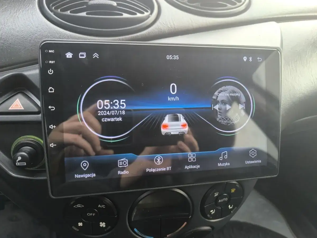 Ekran chińskiego radia Android. Widoczny przycisk RST sugeruje, że można tu sprawdzić, jak zresetować chińskie radio Android.