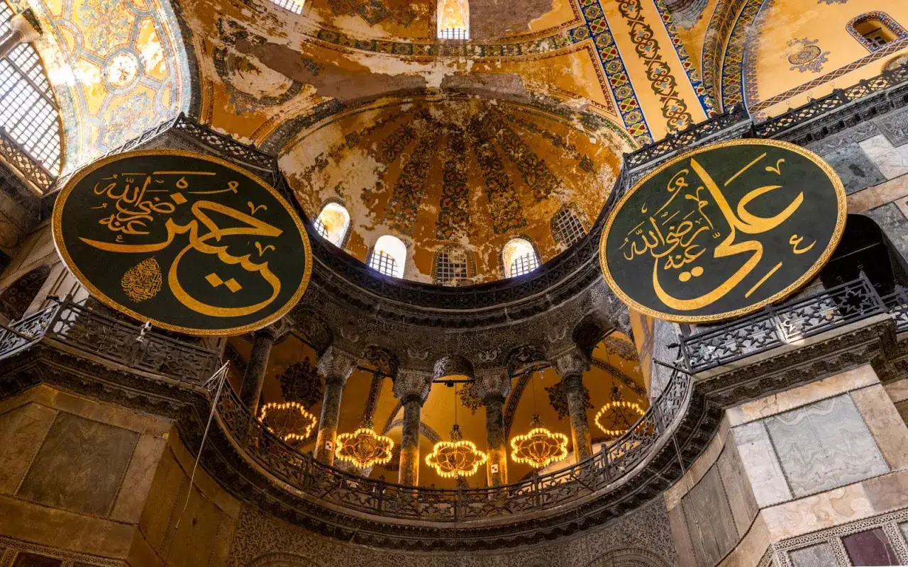 Wnętrze Hagia Sophia z arabskimi kaligrafiami. Ciekawostki o tym miejscu obejmują jego bogatą historię i architekturę.