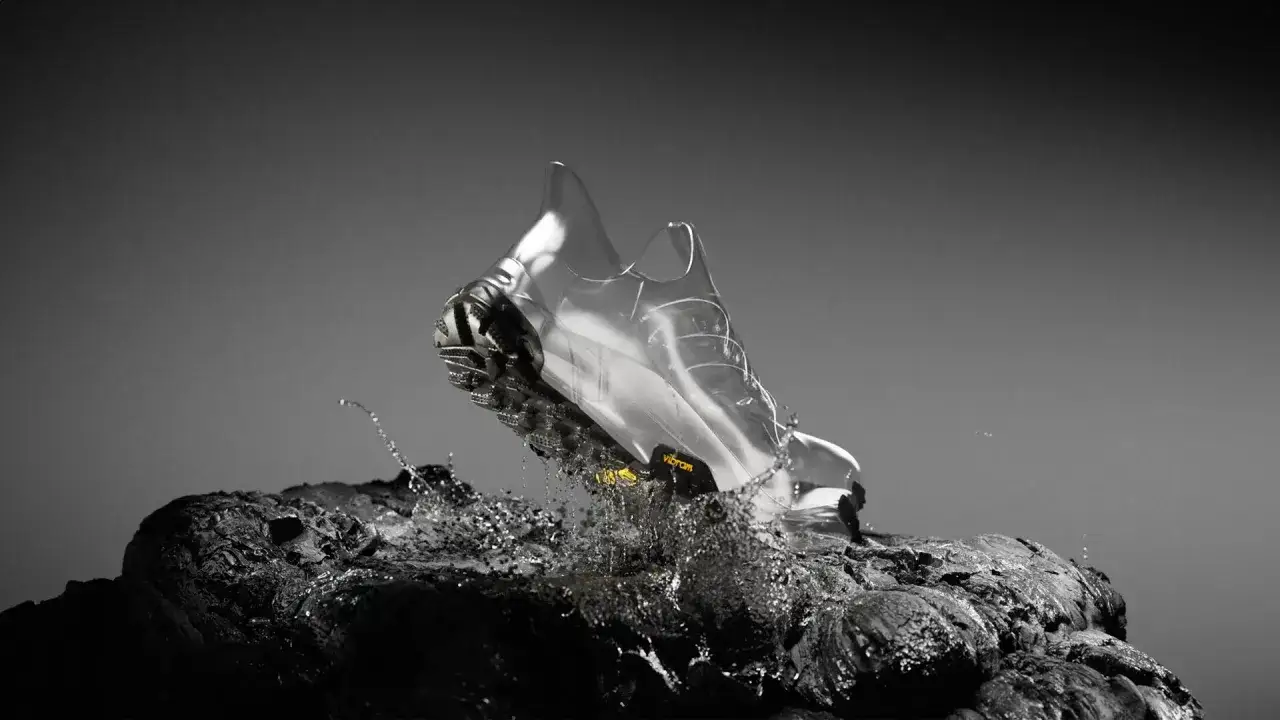 Buty z podeszwą Vibram Megagrip w akcji, rozbijające wodę na skalistym podłożu. Niezawodna przyczepność w każdych warunkach.