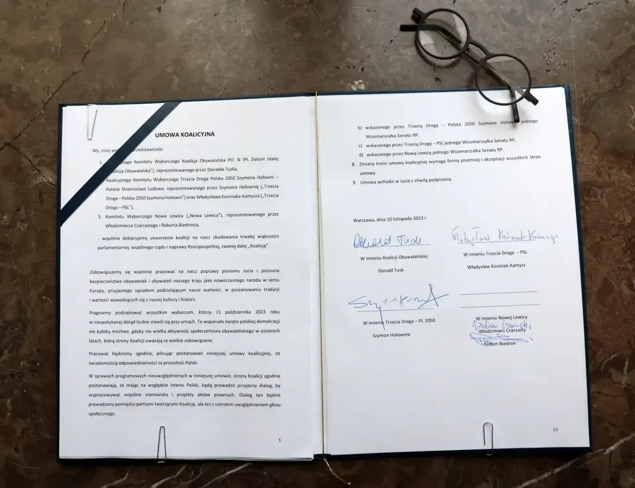 Otwarta umowa koalicyjna tekst, z podpisami liderów partii politycznych.