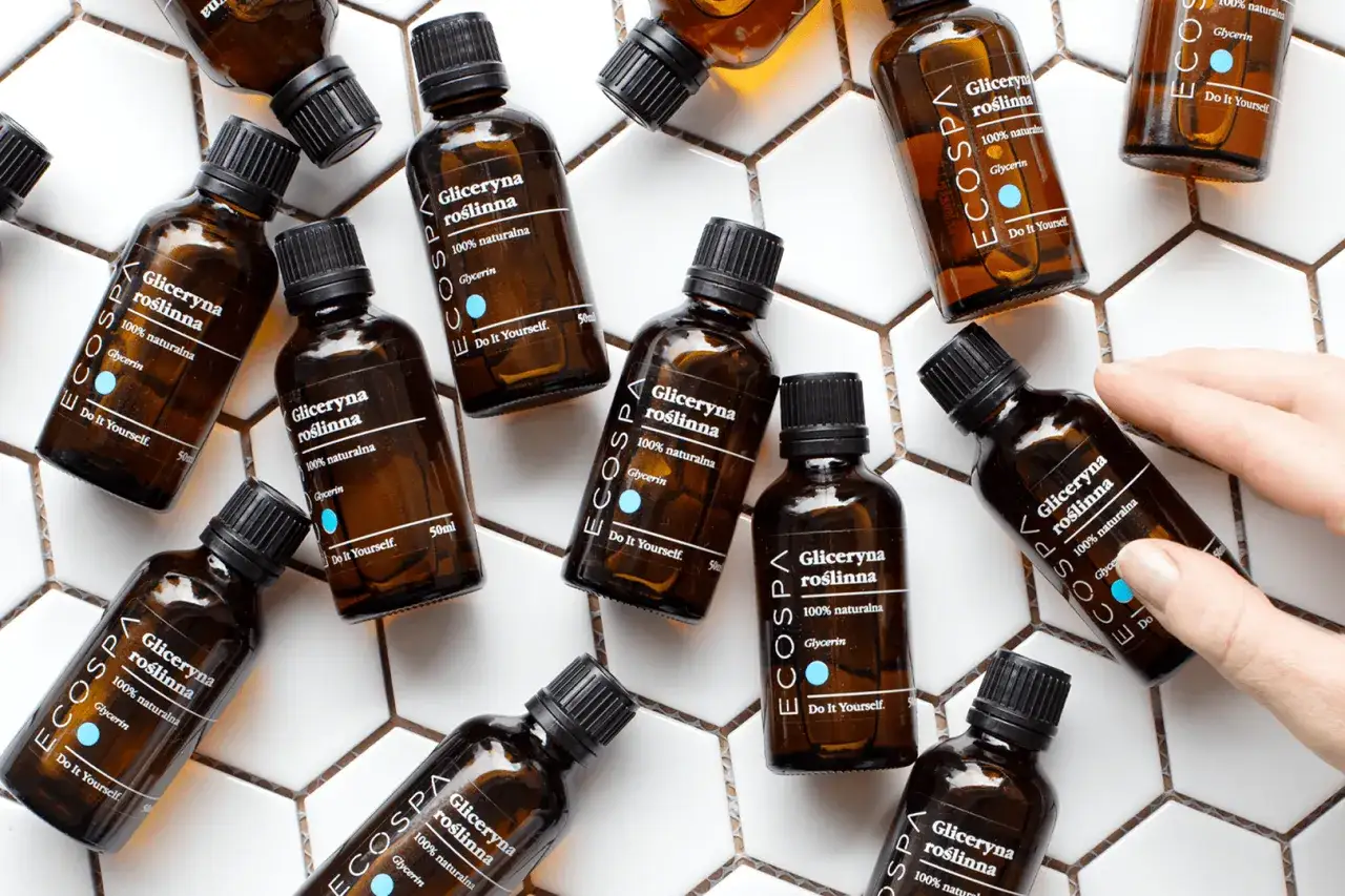Wiele buteleczek gliceryny roślinnej na białej, heksagonalnej płytce. Idealne do domowych kosmetyków, jak zrobić gliceryne?
