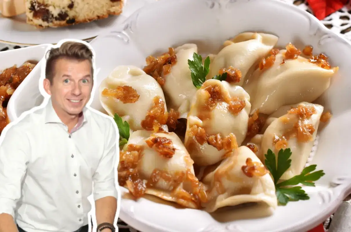 Uśmiechnięty mężczyzna obok talerza pysznych pierogów z cebulką. Idealny przepis na domowe pierogi.