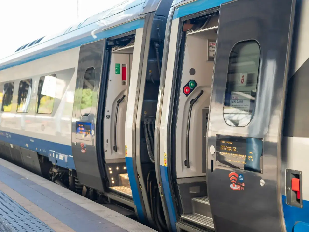 Otwarty pociąg Intercity na stacji, gotowy do podróży z Olsztyna do Warszawy.