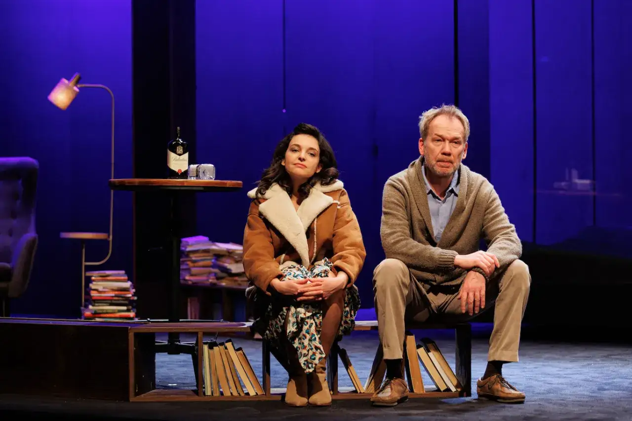 Para siedzi na scenie podczas spektaklu 