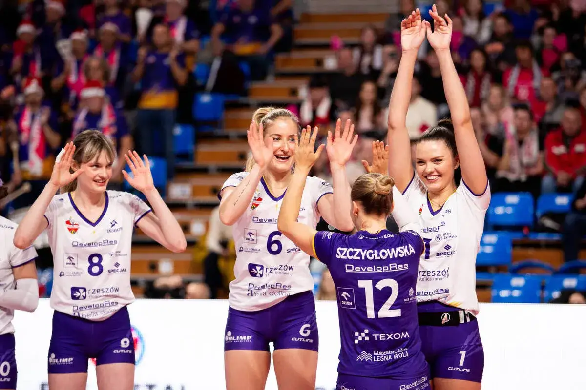Siatkarki świętują zwycięstwo, patrząc na tabelę Ligi Mistrzyń.