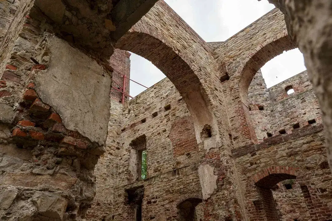Zdjęcie Ruiny zamku w Drzewicy: Historia, atrakcje i tajemnice, które musisz znać