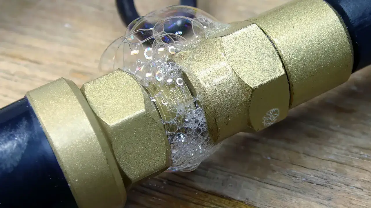 Piana na połączeniu węża z butlą gazową świadczy o nieszczelności. Sprawdź, jak podłączyć butlę z gazem bezpiecznie.