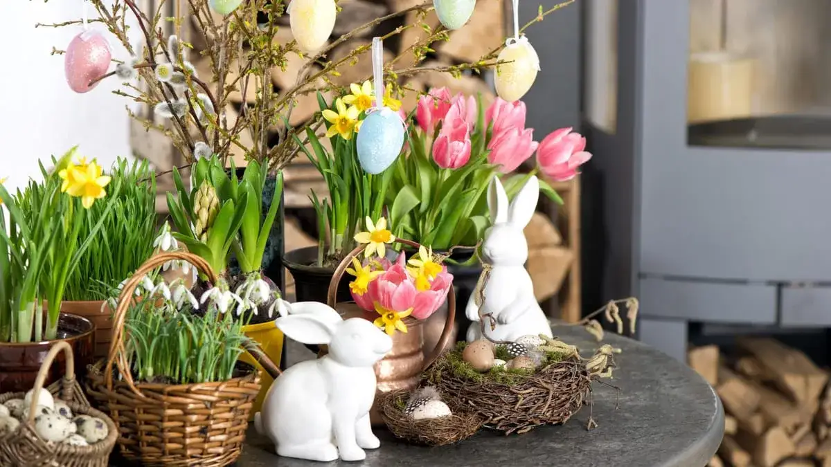 Osterhasen, Ostereier, Frühlingsblumen, Osterdekoration