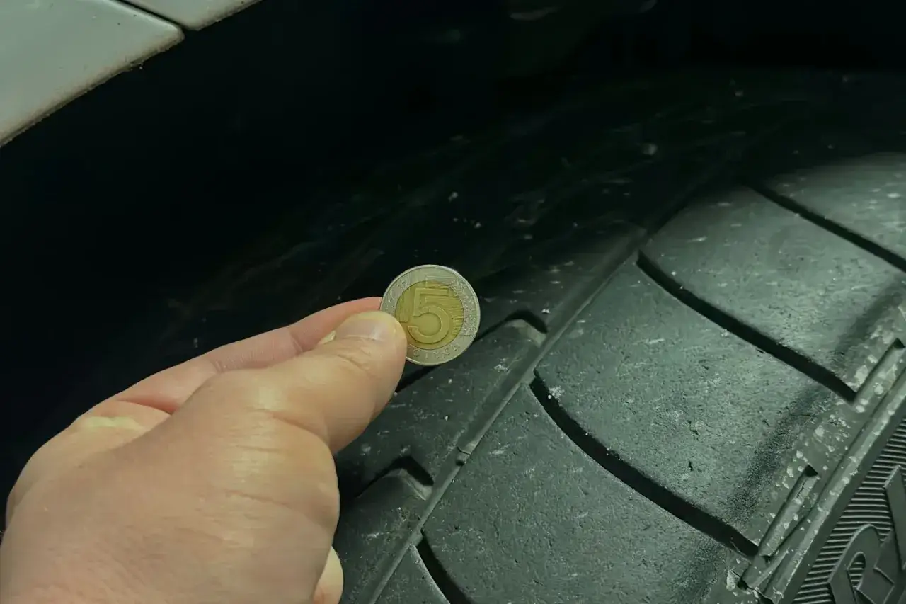 Pomiar bieżnika opony monetą