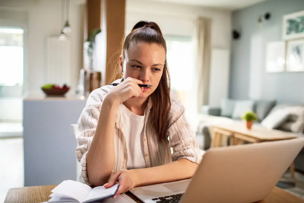 osoba składająca wniosek o pożyczkę online na laptopie