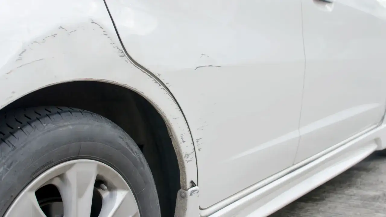 rodzaje uszkodzeń lakieru samochodowego