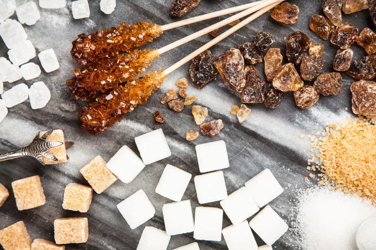 różne rodzaje cukru i łyżeczki miarowe