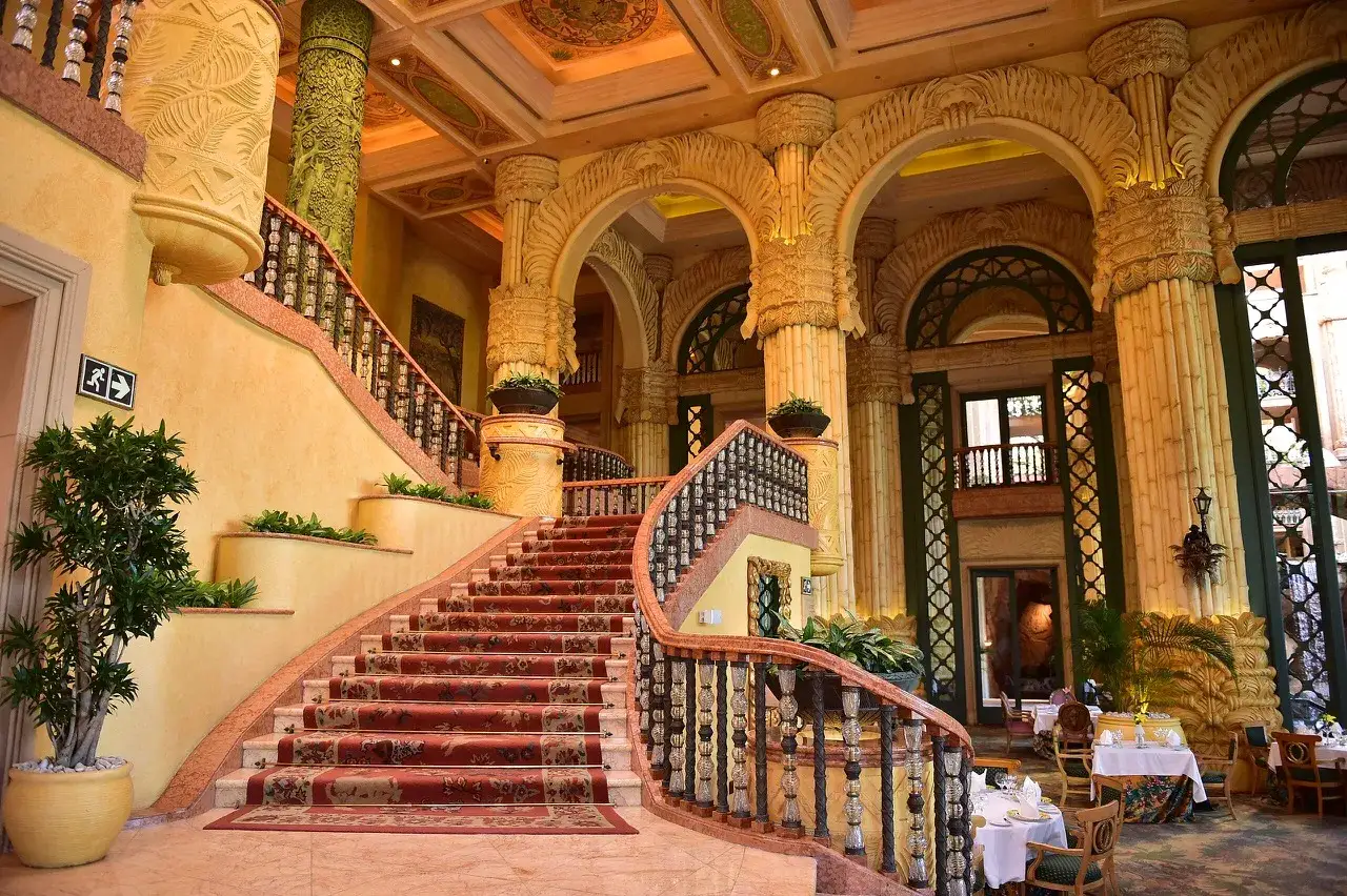 Imponująca klatka schodowa w Sun City RPA, ozdobiona bogatymi kolumnami i dywanami, zaprasza do odkrywania luksusu.