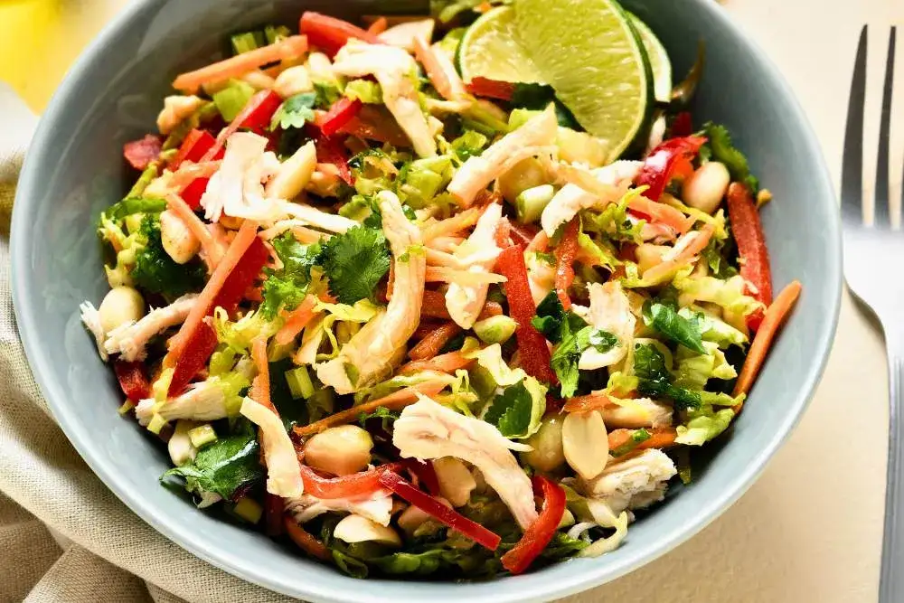 Insalata di pollo classica con maionese, sedano e carote