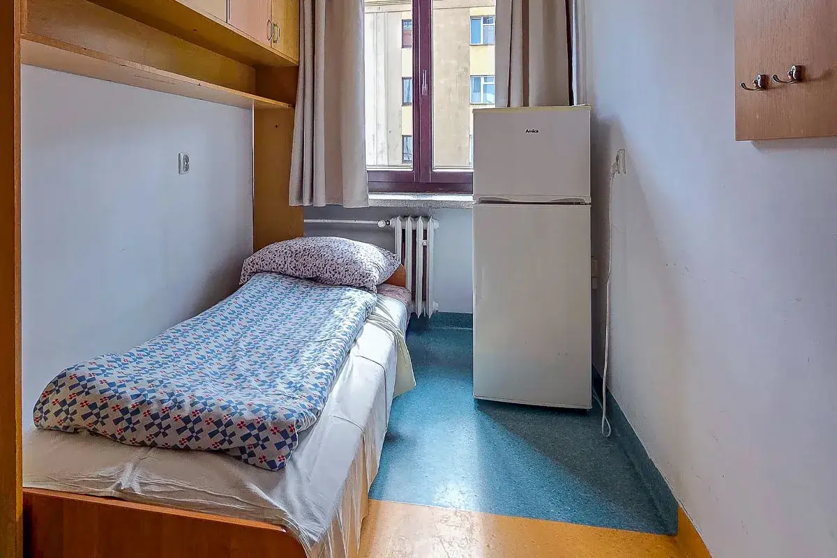 wnętrze hostelu pokój wspólny dormitorium