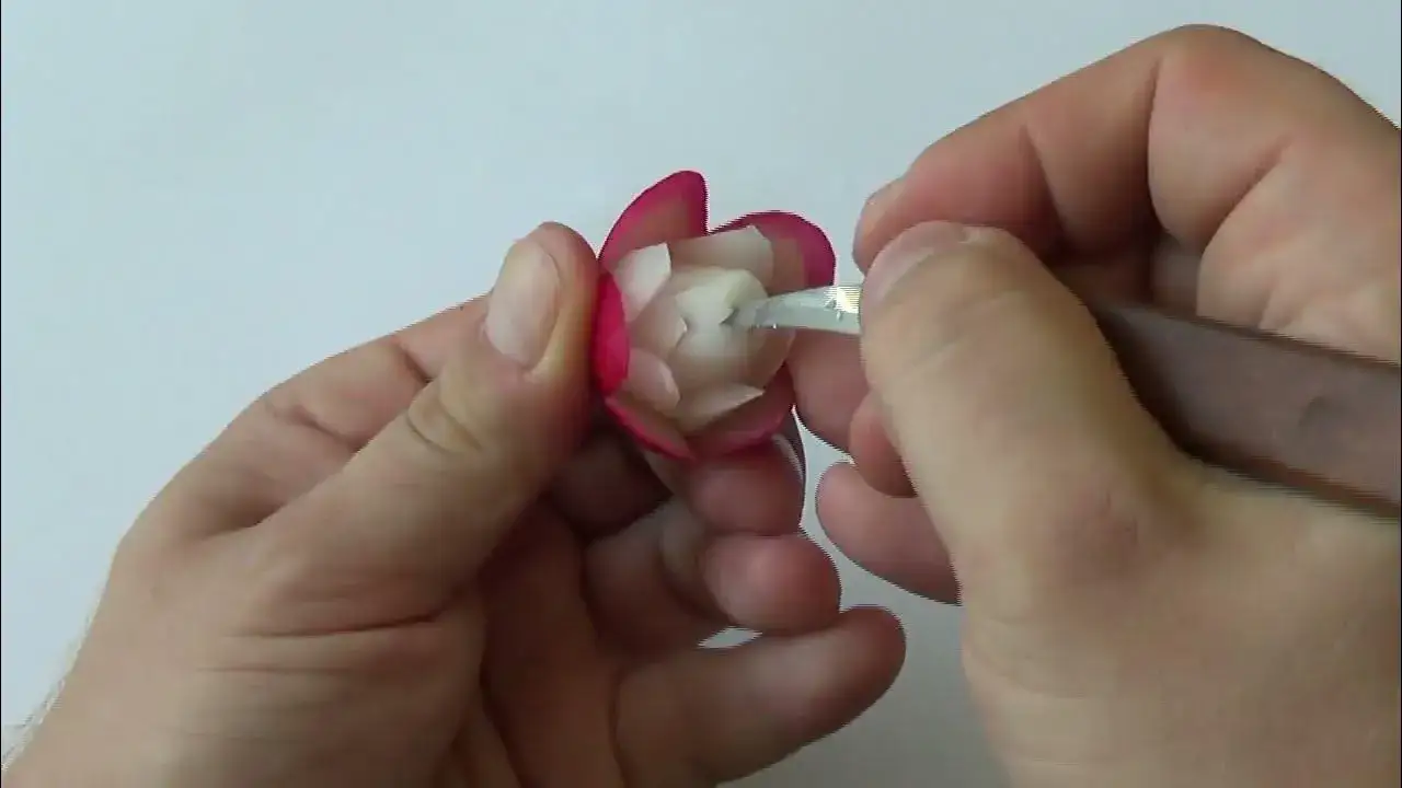 carving warzywny r&oacute;ża z pomidora rzodkiewki