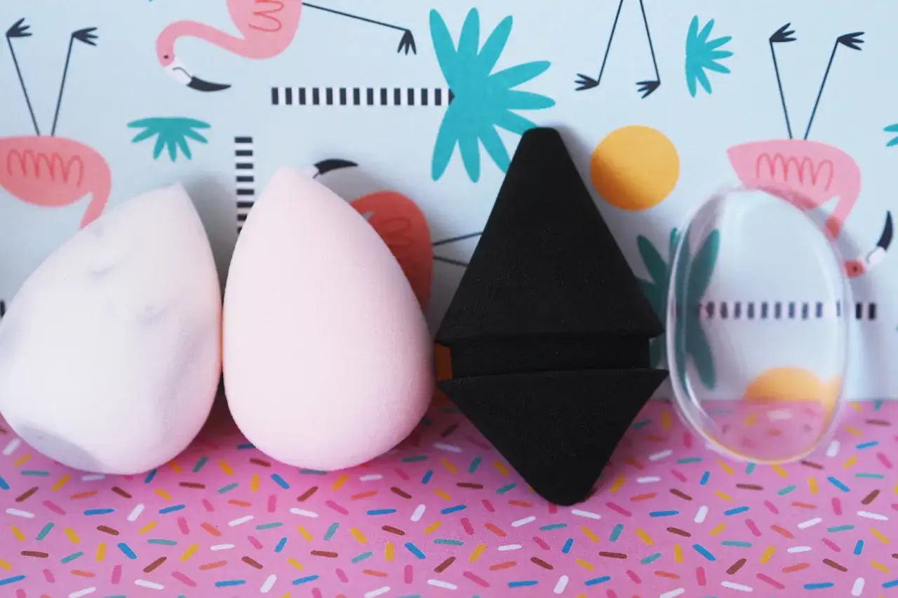 mokra i sucha gąbka do makijażu por&oacute;wnanie