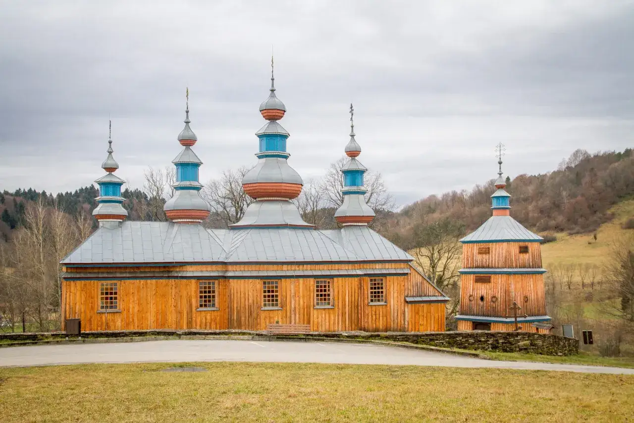 Drewniana cerkiew z wieloma kopułami, dzwonnica i krzyż. Jedna z komańskich atrakcji, kt&oacute;ra zachwyca architekturą.