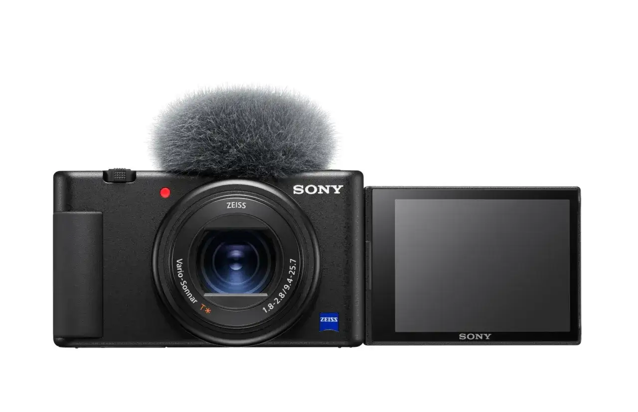 Czarny aparat Sony Alpha ZV-E10 z mikrofonem na gorącej stopce i odchylanym ekranem, gotowy do nagrywania.