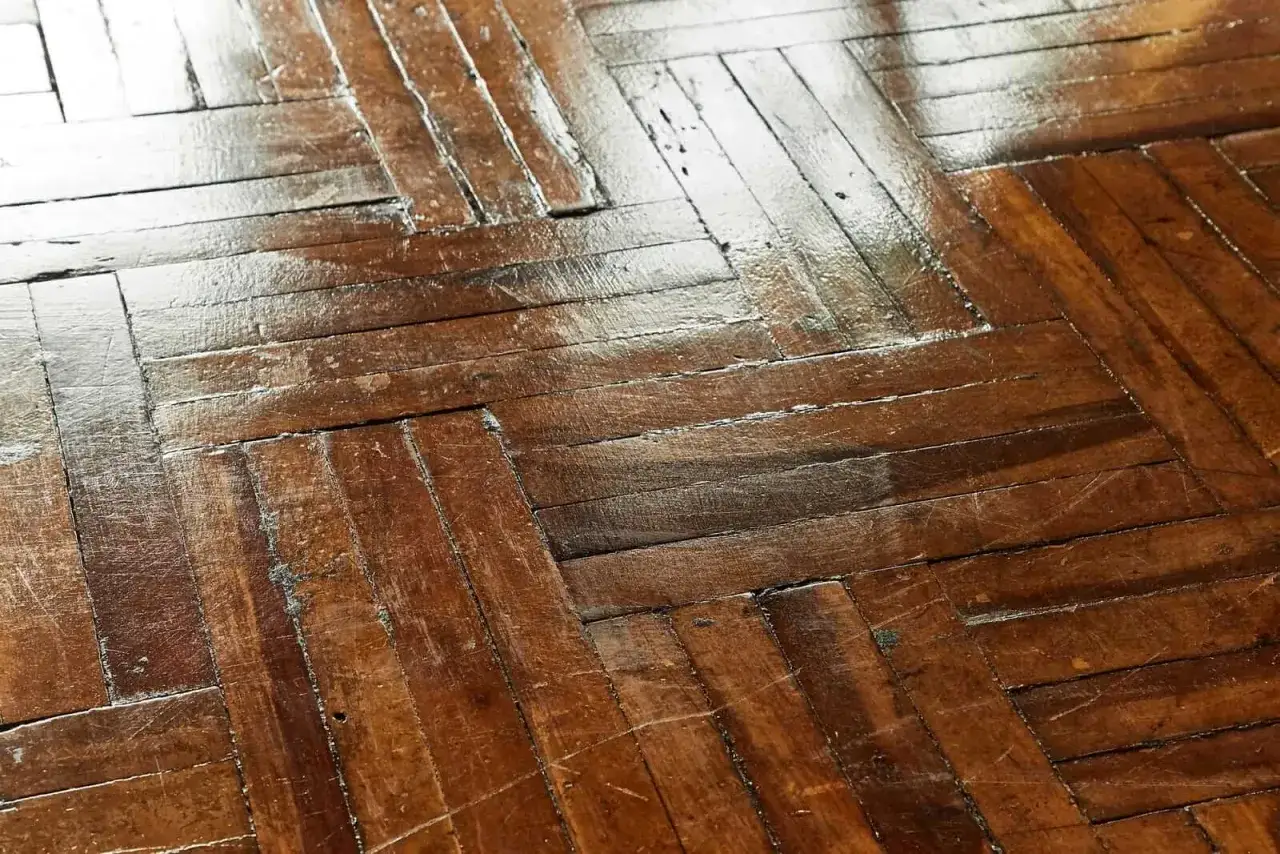 Zniszczony parkiet w jodełkę. Dowiedz się, jak odnowić parkiet bez cyklinowania, by przywrócić mu blask.