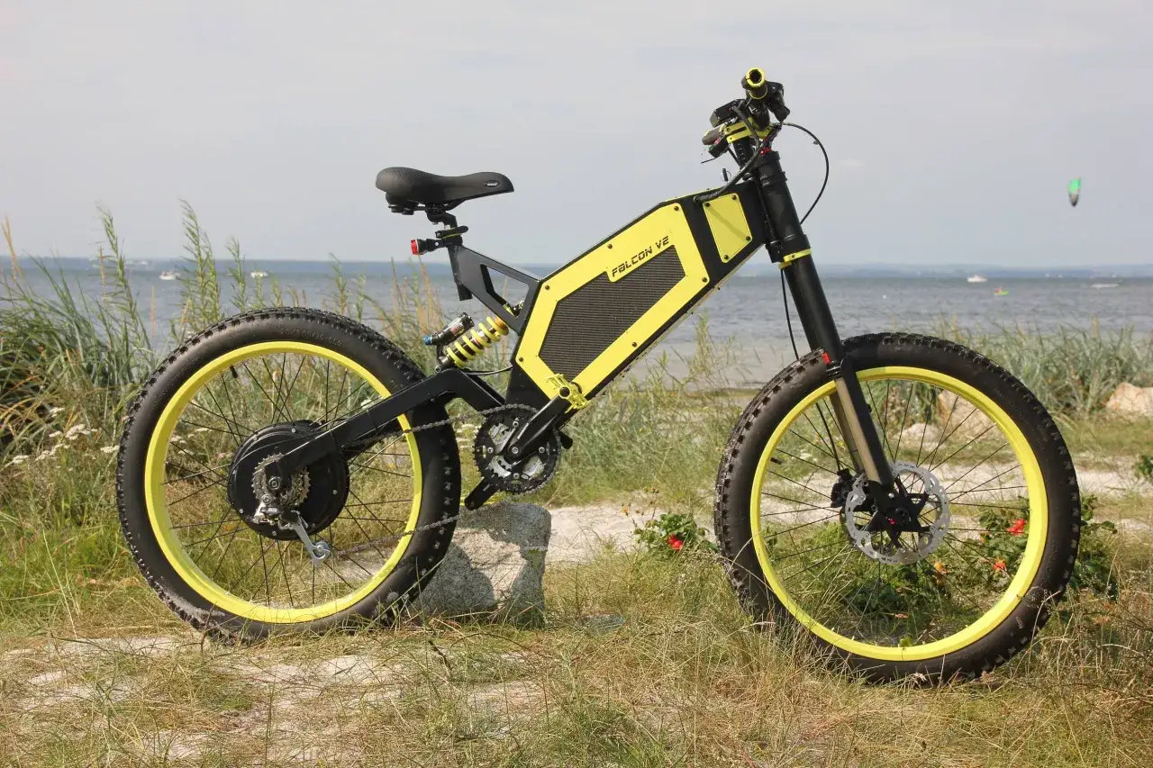 Czarny rower z ż&oacute;łtymi akcentami, z napisem 