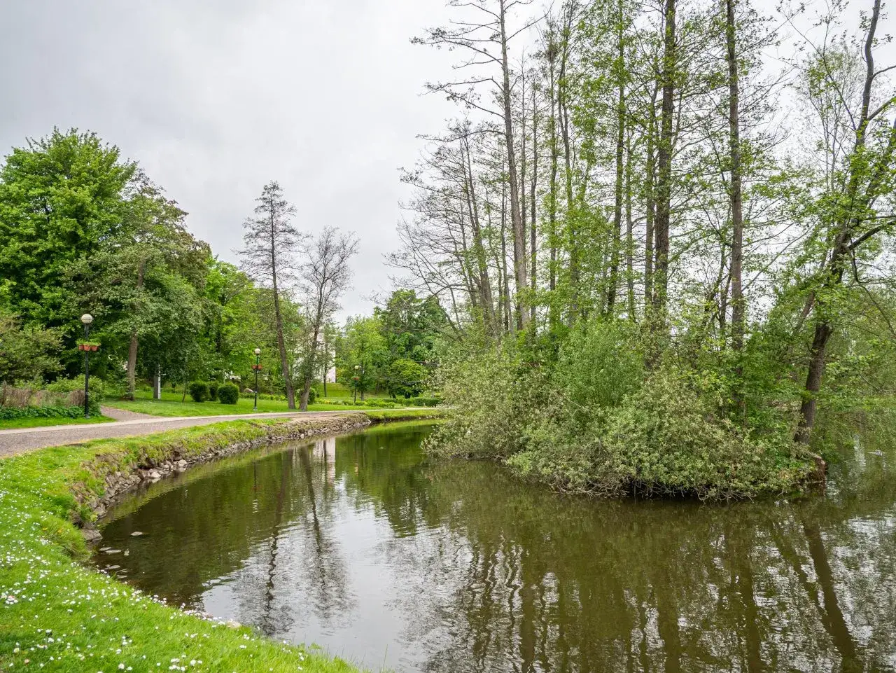 Malowniczy park nad jeziorem, idealne miejsce na spacer i podziwianie przyrody. Mrągowo atrakcje zachwycają zielenią i spokojem.