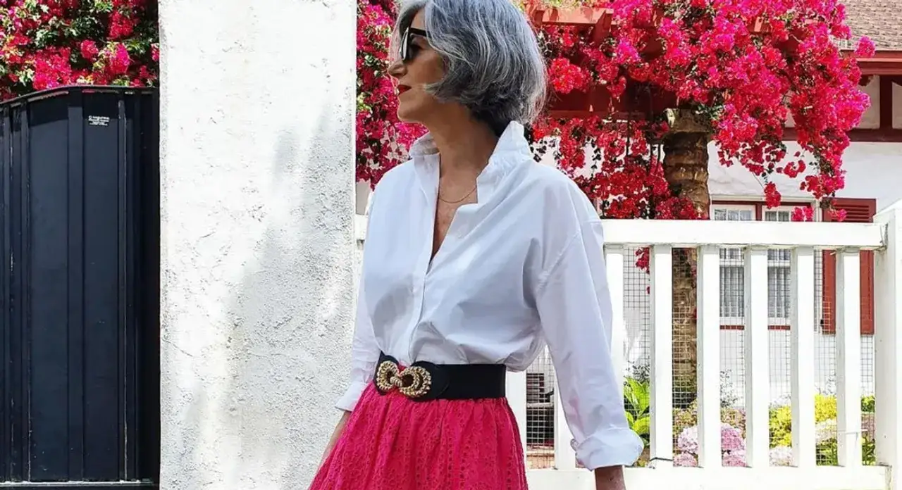 Zdjęcie Spódnice mini po 50-tce: Jak nosić je z klasą? Porady stylistki