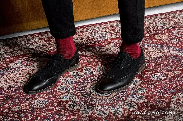 Zdjęcie Jakie skarpetki do czarnego garnituru, aby uniknąć modowej wpadki?