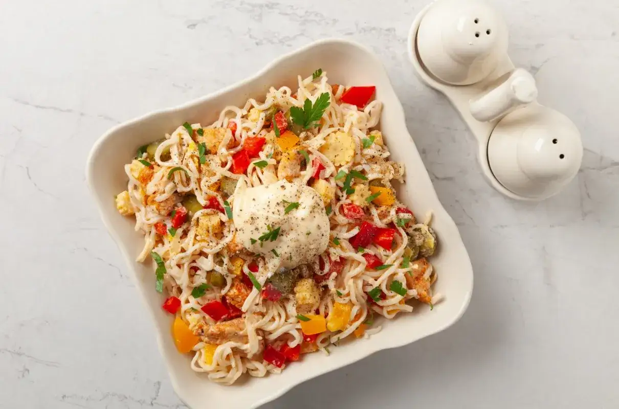 sałatka z zupek chińskich makaron kruszony vs zalany