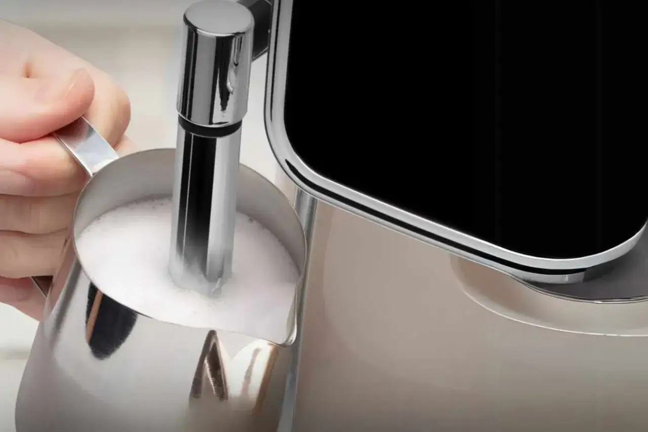 Dłonią trzymam dzbanek z mlekiem, a dysza ekspresu ledwo je spienia. Zastanawiam się, dlaczego ekspres nie spienia mleka.