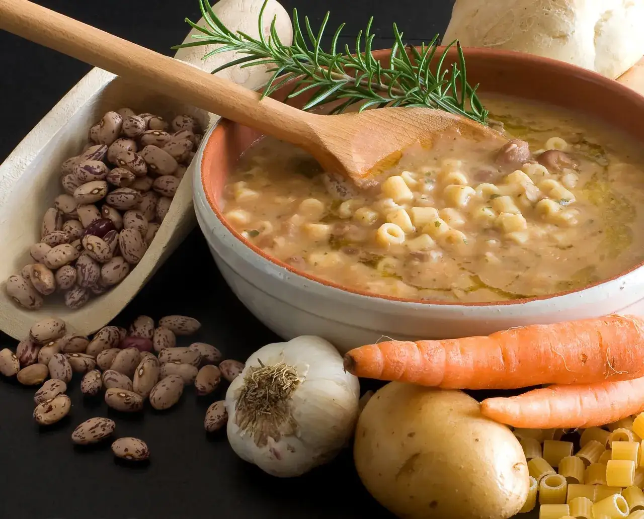 minestra di fagioli tradizionale con ingredienti
