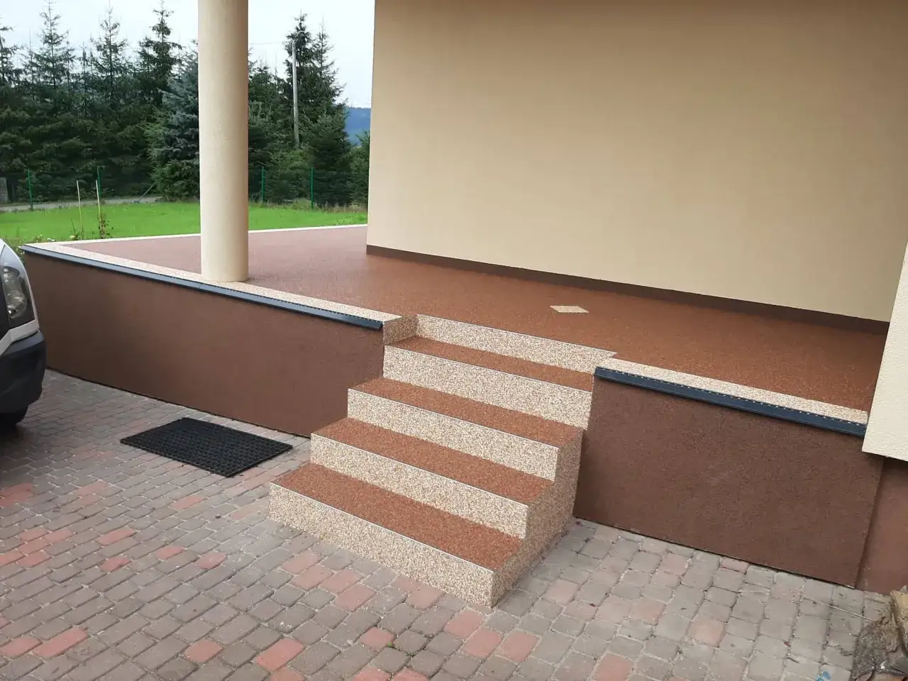 Nowe schody zewnętrzne z żywicą poliuretanową, odporne na warunki atmosferyczne. Eleganckie i bezpieczne.