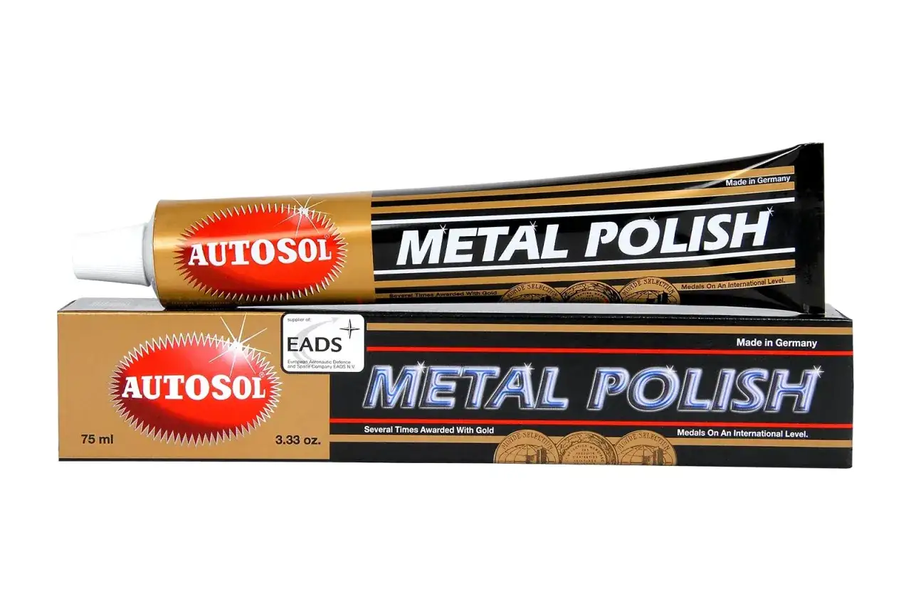 Pasta Autosol do polerowania chromu, w tubce i pudełku, z medalami Monde Selection.
