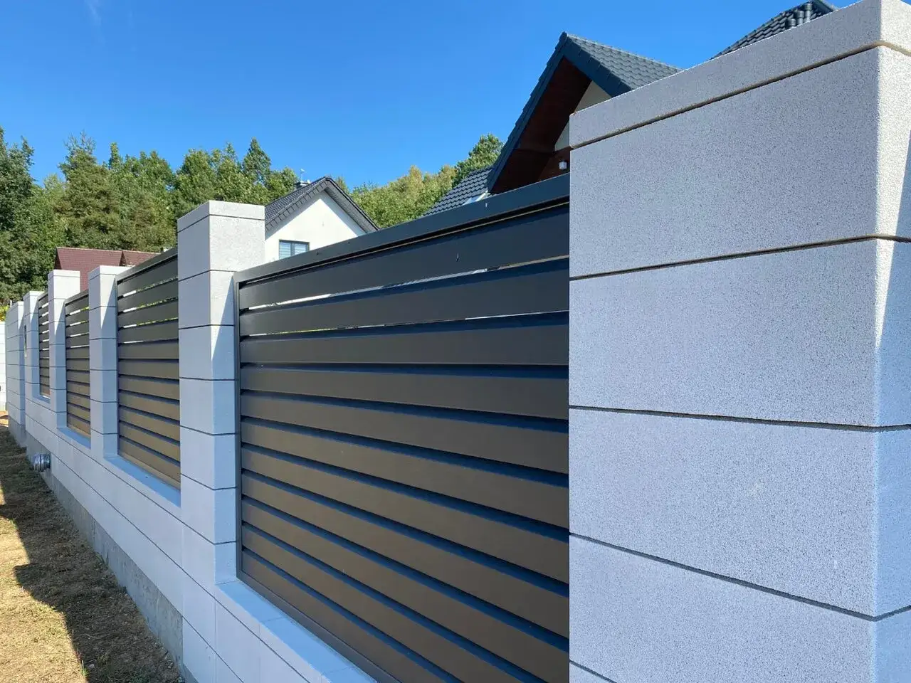 nowoczesne ogrodzenie z betonu architektonicznego