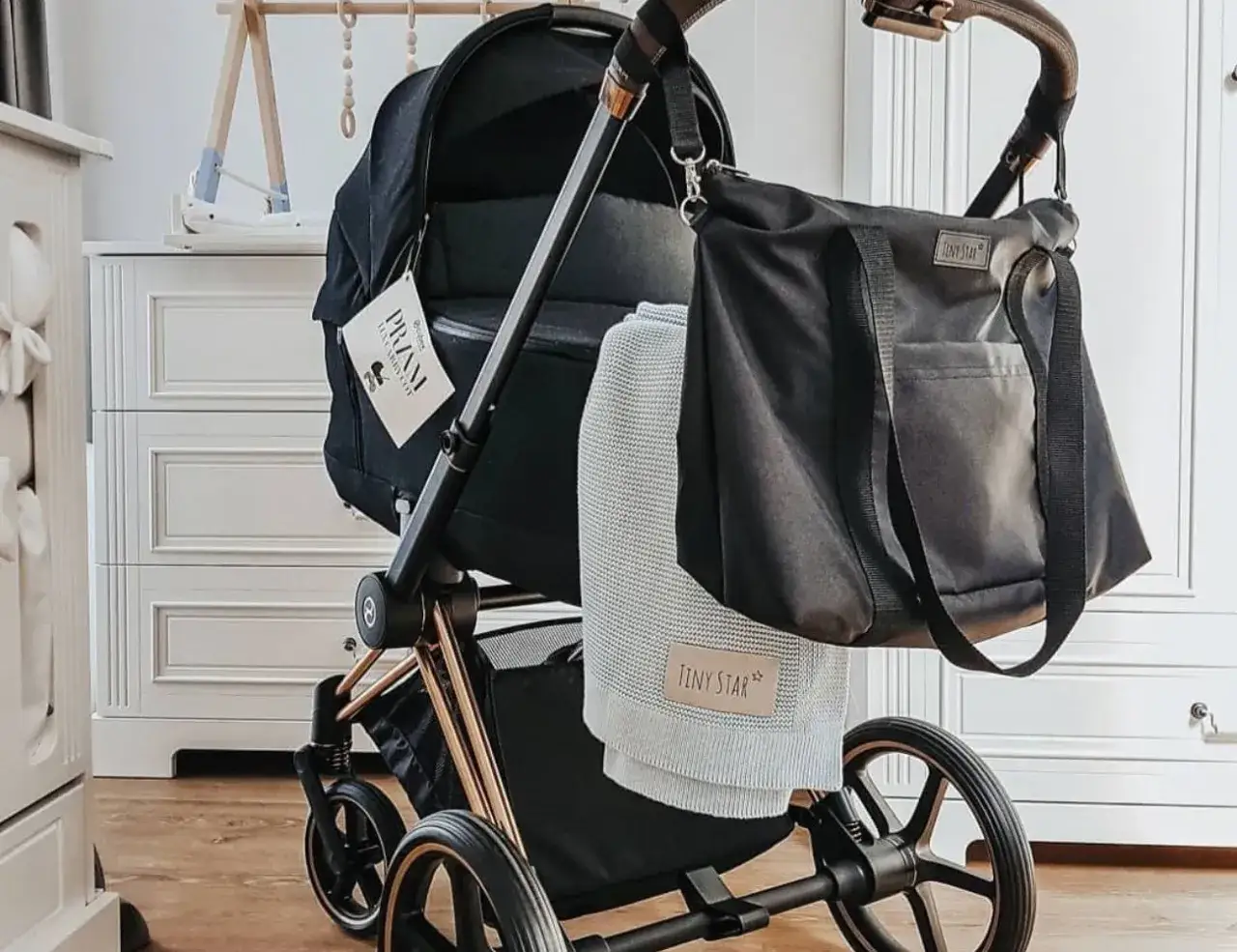 Elegancki czarny w&oacute;zek dla noworodka z torbą i kocykiem. Idealne co do w&oacute;zka dla noworodka, by wszystko było pod ręką.