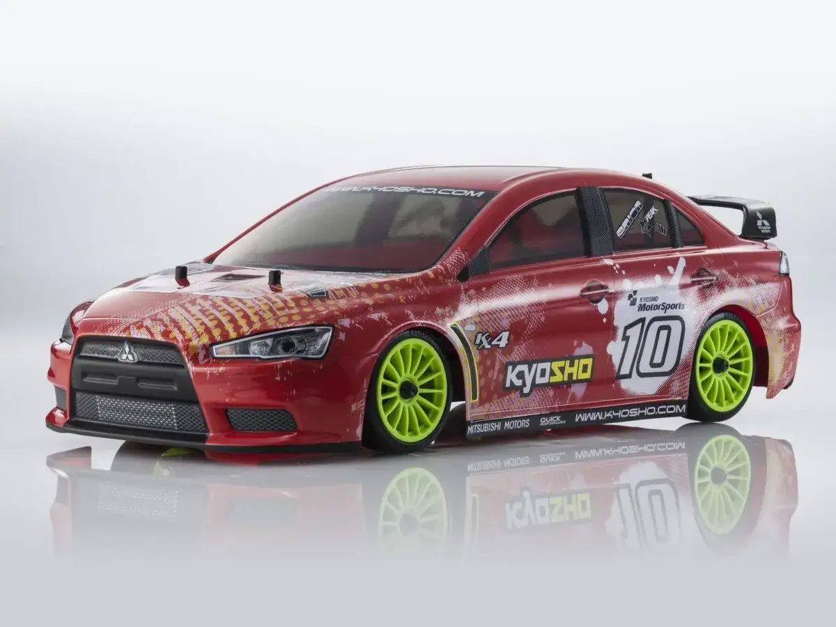 Czerwony model samochodu wyścigowego Kyosho z numerem 10, inspirowany Mitsubishi Lancer Evo 11, z jaskrawozielonymi felgami.