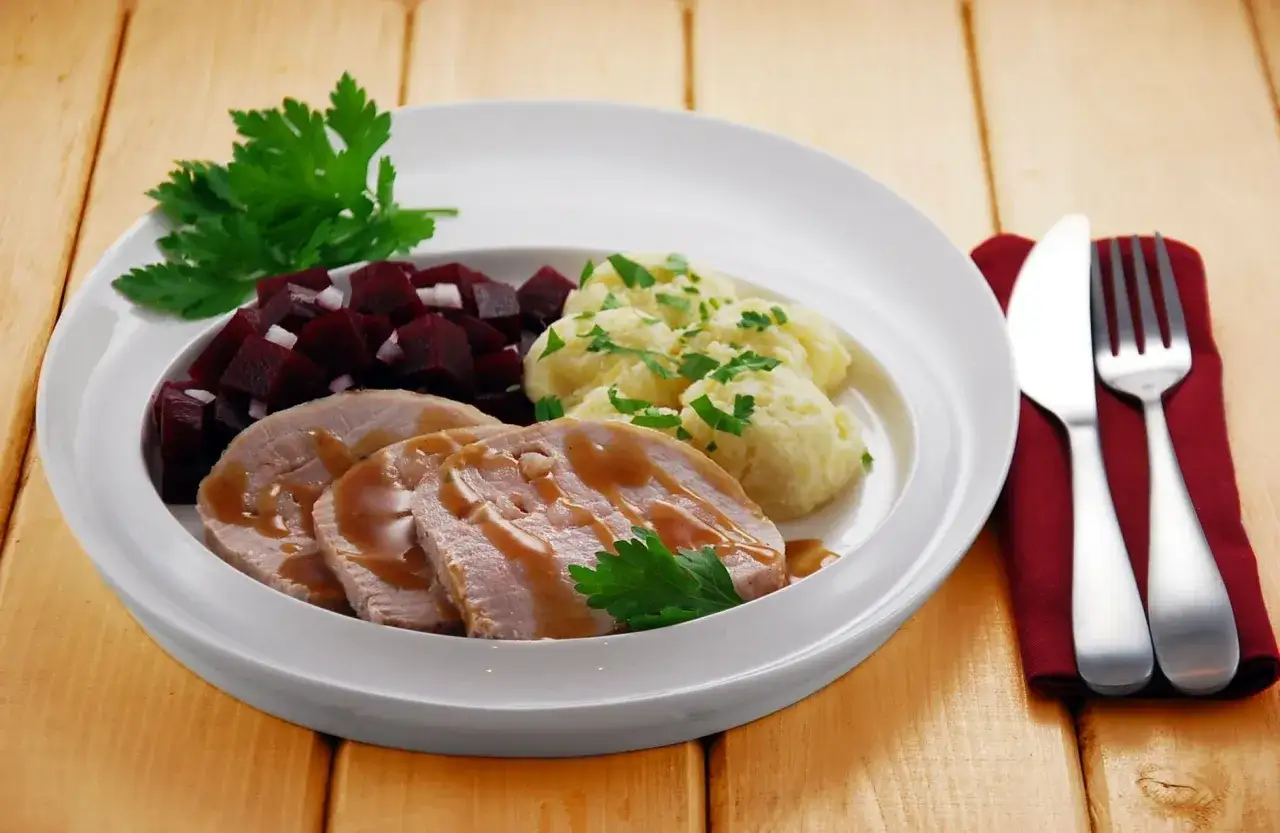 Schab na obiad: soczyste plastry schabu w sosie, puree ziemniaczane, buraczki i natka pietruszki.