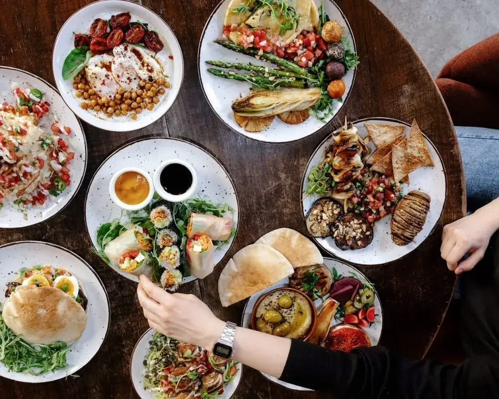 Wegańskie jedzenie w restauracji, wegetariańskie dania, sklep z produktami roślinnymi