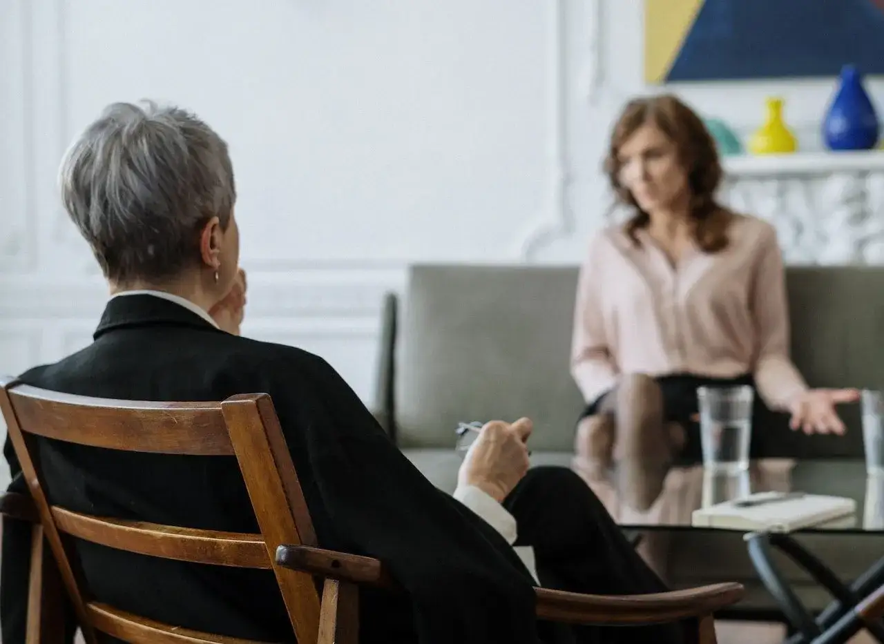 Osoba rozmawiająca z psychologiem, symbolizująca profesjonalne wsparcie