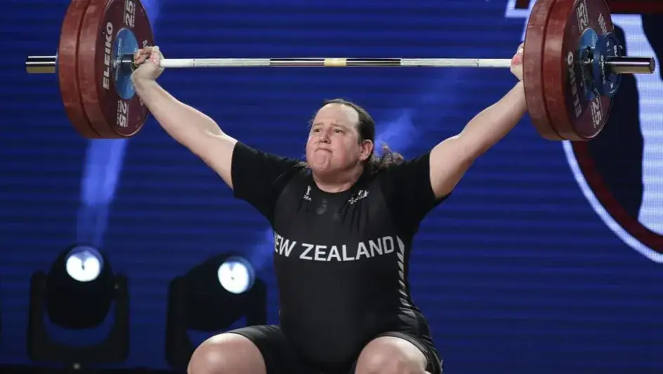 kobieta biegnie, mężczyzna podnosi ciężary, trening kardio i siłowy