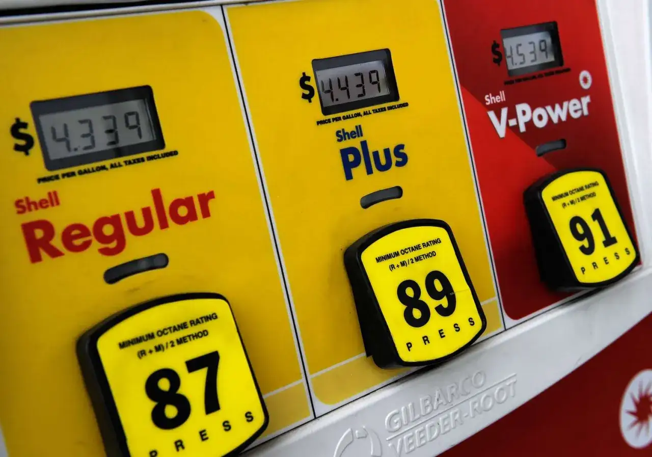 Jak zatankować auto? Wybierz rodzaj paliwa: Regular 87, Plus 89 lub V-Power 91. Ceny za galon widoczne na wyświetlaczach.