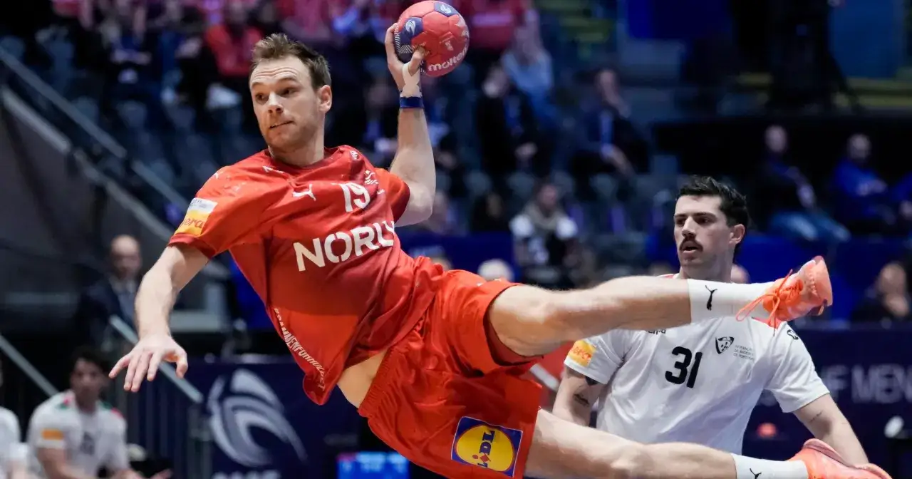 Piłkarz ręczny w czerwonej koszulce skacze do rzutu. Czy to on zdobył dla Danii mistrzostwa świata?