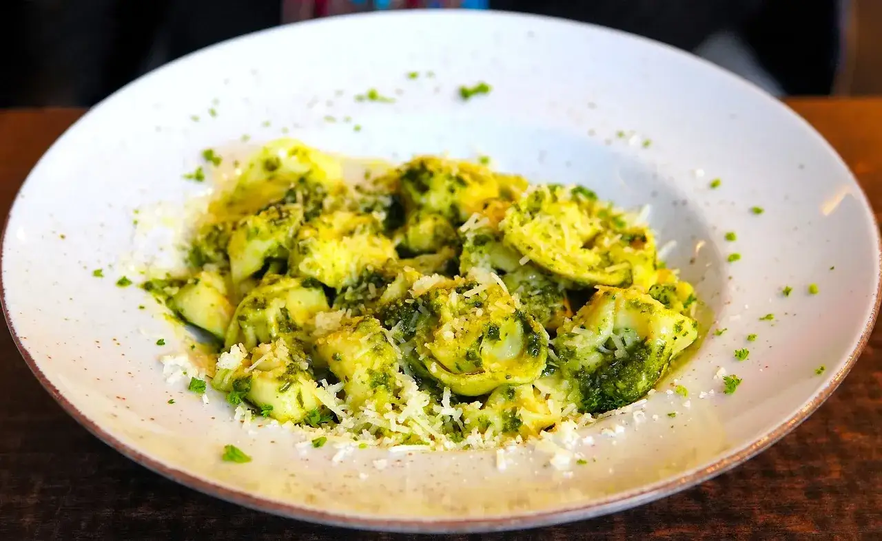 domowe tortellini z serem na talerzu