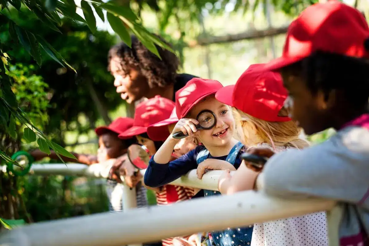 Dzieci z lupami, pod okiem wychowawcy kolonijnego, odkrywają przyrodę. Kto może zostać takim opiekunem? Osoba cierpliwa i ciekawa świata!