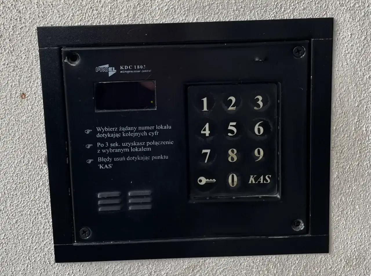 Panel domofonu PROEL KDC 1803. Instrukcja: jak otworzyć drzwi domofon w bloku - wybierz numer lokalu, naciśnij 'KAS'.