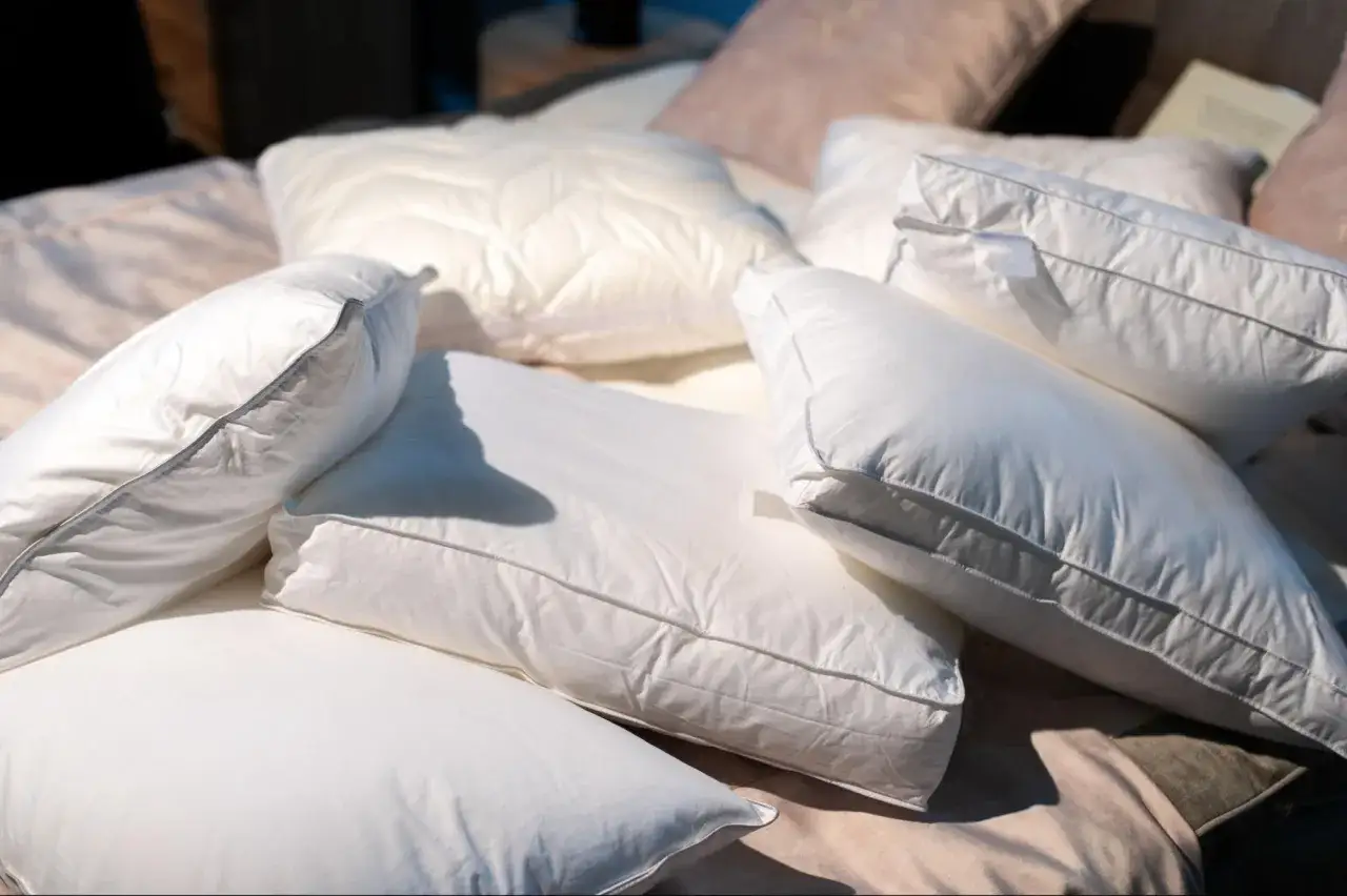 Zdjęcie Jak wysuszyć poduszkę z pierza, aby uniknąć zniszczenia i zapewnić komfort