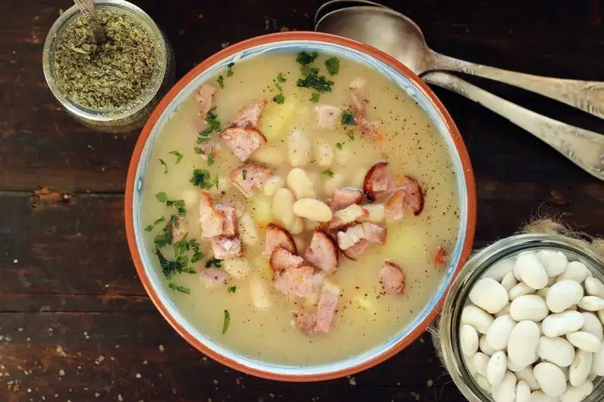 wędzony boczek i kiełbasa do zupy fasolowej