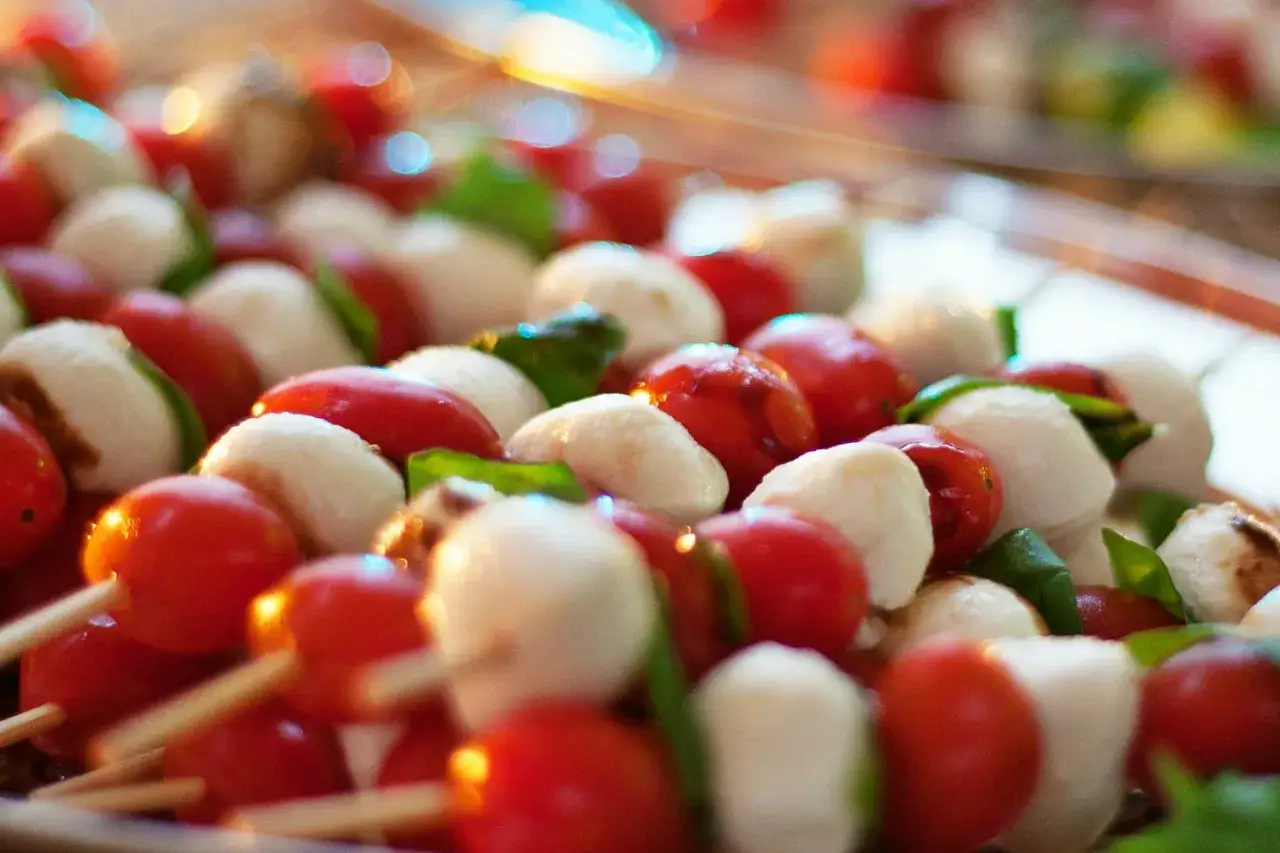 Kolorowe szaszłyki z pomidorkami i mozzarellą, idealne zimne przekąski na grilla.