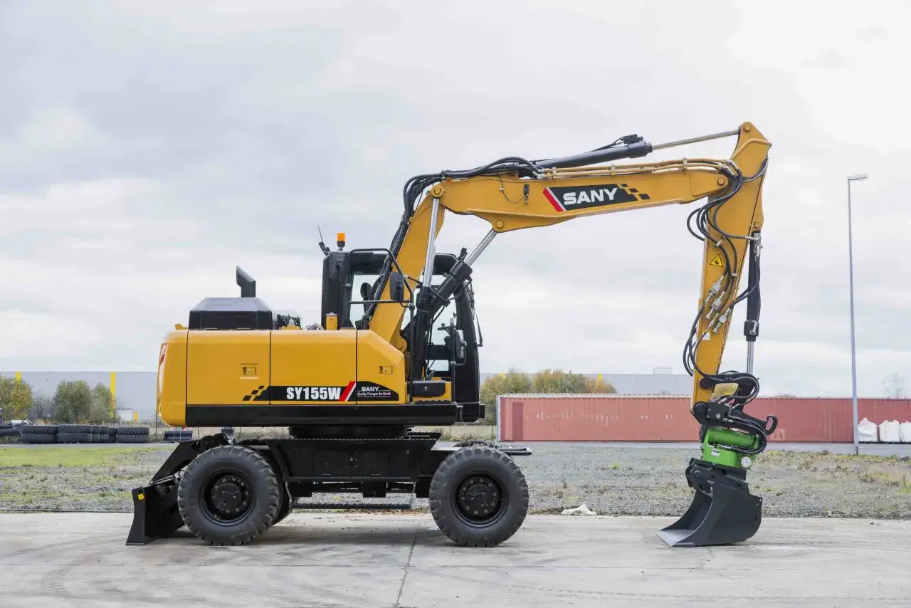 Żółta koparka kołowa SANY SY155W stoi na placu. Zastanawiasz się, czy koparkę się rejestruje?