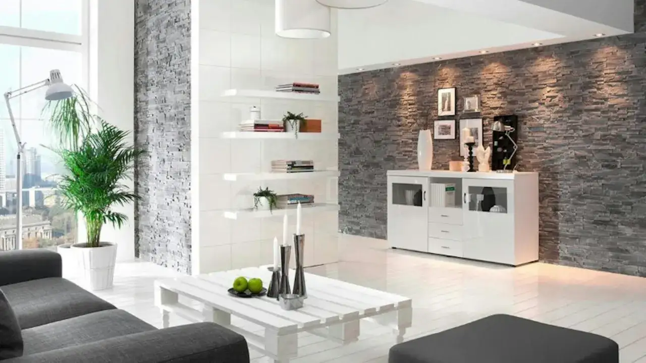 Nowoczesny salon z szarą kamienną ścianą, na kt&oacute;rej subtelne oświetlenie kamienia dekoracyjnego podkreśla jego fakturę.